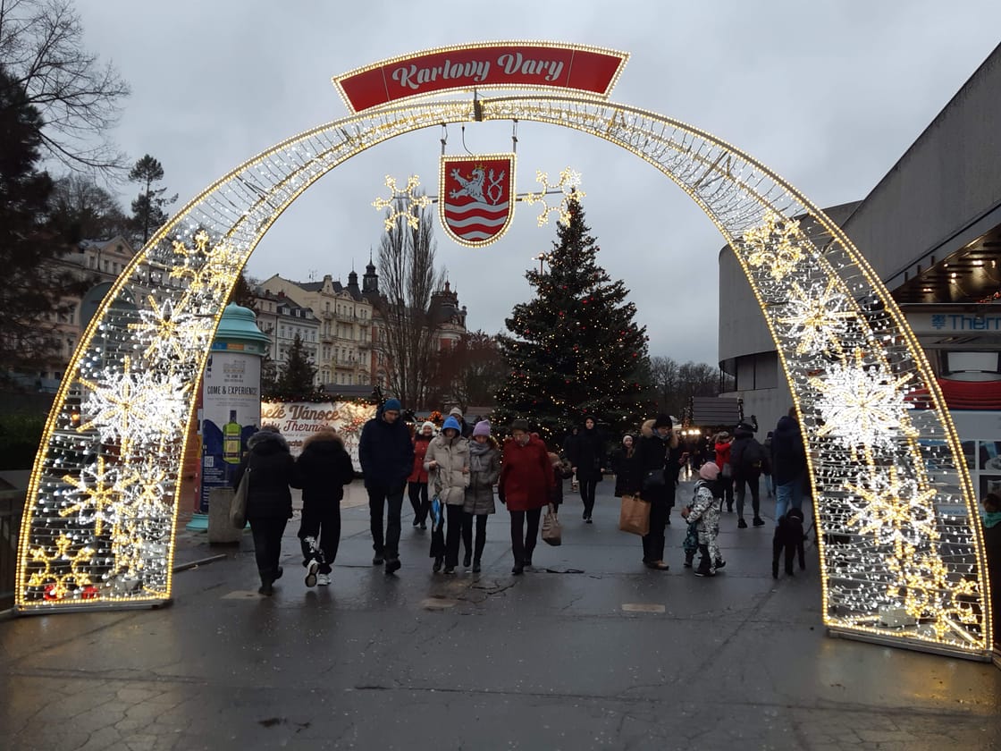 Weihnachtsbeleuchtung vor dem Hotel Thermal in Karlovy Vary im Jahr 2023